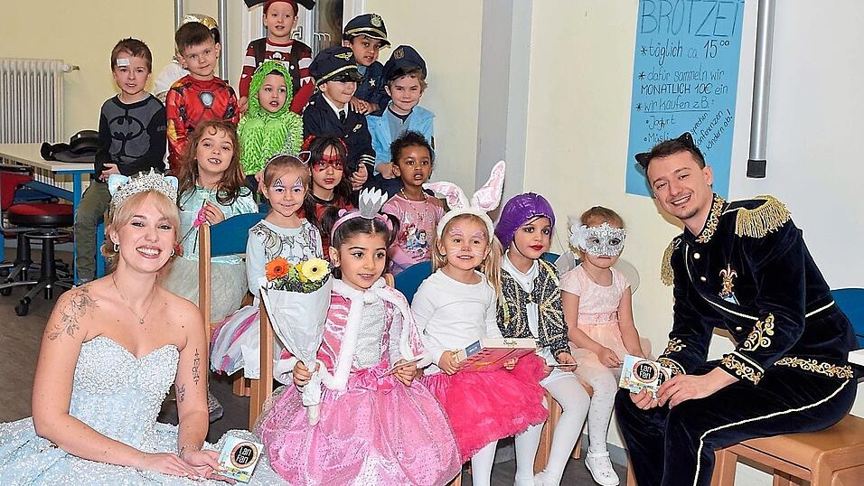 Prinzessin Lisa II. und Prinz Benjamin I. verschenkten &uuml;berall kleine Kinderb&uuml;cher.