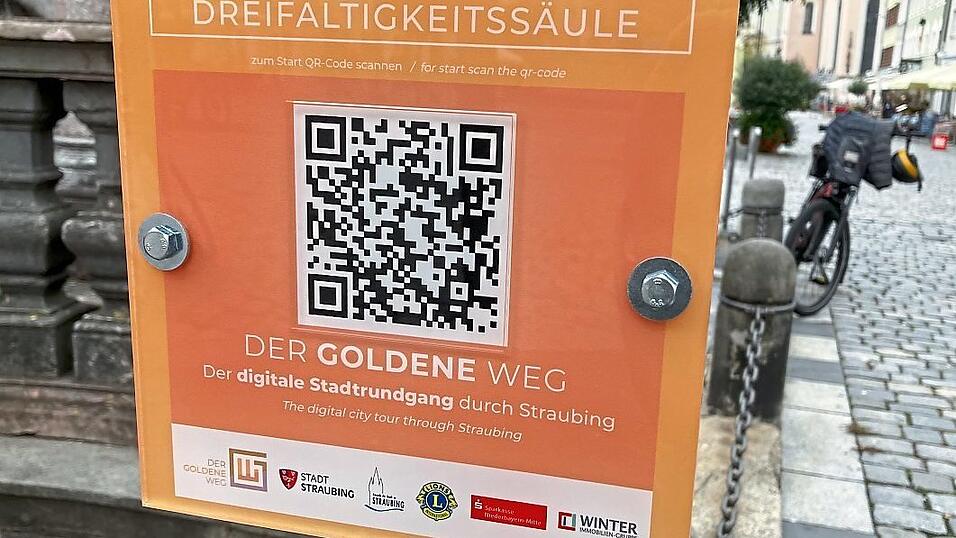 Die Dreifaltigkeitssäule ist Teil des Goldenen Wegs. Die Dreifaltigkeitssäule ist Teil des Goldenen Wegs.