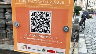 Die Dreifaltigkeitssäule ist Teil des Goldenen Wegs. Die Dreifaltigkeitssäule ist Teil des Goldenen Wegs.