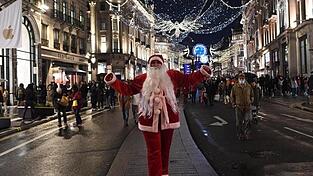 Am Vorabend des Shutdowns herrscht in der Londoner Oxford Street noch reger Betrieb.