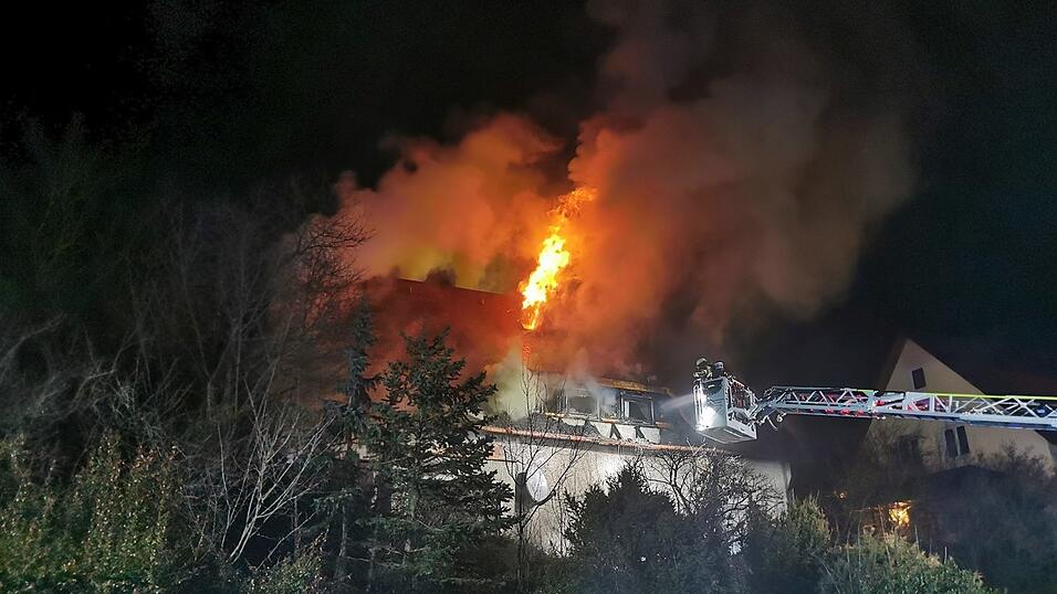 Feuerwehreinsatz in der Nacht von Donnerstag auf Freitag in Burglengenfeld. Dort stand der Dachstuhl eines Einfamilienhauses in Flammen.