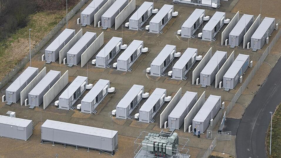 Der Batteriespeicher BigBattery Lausitz verfügt über 53 Megawattstunden nutzbarer Speicherkapazität und belegt - ähnlich wie der in Wallersdorf geplante Speicher - eine Fläche von rund 7 000 Quadratmetern, was in etwa der Größe eines Fußballfelds entspricht. Der Batteriespeicher BigBattery Lausitz verfügt über 53 Megawattstunden nutzbarer Speicherkapazität und belegt - ähnlich wie der in Wallersdorf geplante Speicher - eine Fläche von rund 7 000 Quadratmetern, was in etwa der Größe eines Fußballfelds entspricht.