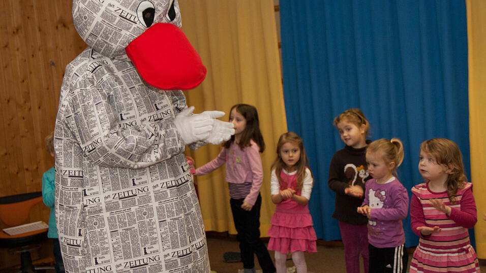 20 Kindergartenkinder des Städtischen Kindergartens in Sossau testen Anfang Januar für drei Wochen ein besonderes Projekt der Mediengruppe Straubinger Tagblatt//Landshuter Zeitung. Nach dem Zeitungsprojekt in Schulen starten die Redakteure der Jugend- und Schulredaktion das Pilotprojekt 'Zeitung im Kindergarten'. Besonderes Highlight: Zeitungsmaskottchen Paula Print. 20 Kindergartenkinder des Städtischen Kindergartens in Sossau testen Anfang Januar für drei Wochen ein besonderes Projekt der Mediengruppe Straubinger Tagblatt//Landshuter Zeitung. Nach dem Zeitungsprojekt in Schulen starten die Redakteure der Jugend- und Schulredaktion das Pilotprojekt 'Zeitung im Kindergarten'. Besonderes Highlight: Zeitungsmaskottchen Paula Print.
