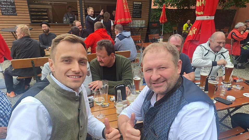 Weißbräu-Wirt Jürgen Denk (rechts) unterhielt sich angeregt mit dem Profi-Fußballer Christian Früchtl. Weißbräu-Wirt Jürgen Denk (rechts) unterhielt sich angeregt mit dem Profi-Fußballer Christian Früchtl.