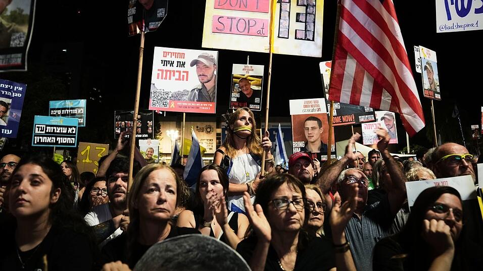 In Israel fordern Zehntausende Menschen die Rückgabe der restlichen toten Geiseln der Hamas. In Israel fordern Zehntausende Menschen die Rückgabe der restlichen toten Geiseln der Hamas.