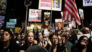In Israel fordern Zehntausende Menschen die Rückgabe der restlichen toten Geiseln der Hamas. In Israel fordern Zehntausende Menschen die Rückgabe der restlichen toten Geiseln der Hamas.