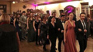 Der Einzug von Ballk&ouml;nigin Sophia Blattner in den Rockermeier-Saal.