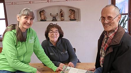 Ute Sch&ouml;del-Geiger, Melanie Rauscher und Robert Kurzmann (von links) stellen das reichhaltige Jahresprogramm des Bund Naturschutz vor.