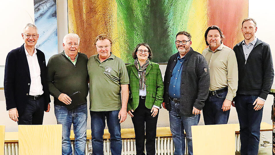 OB Markus Pannermayr (v.l.), der neue Vereins-Gesch&auml;ftsf&uuml;hrer Peter Mittermeier, der bew&auml;hrte Vorsitzende Dr. Josef Kitzinger, seine neue Stellvertreterin Ariane D&ouml;rr, die scheidenden Vorstandsmitglieder Karl-Heinz G&ouml;ldner, Ralph Sturm und Tiergartendirektor Dr. Michel Delling.
