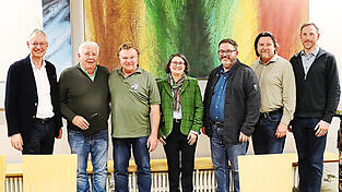 OB Markus Pannermayr (v.l.), der neue Vereins-Gesch&auml;ftsf&uuml;hrer Peter Mittermeier, der bew&auml;hrte Vorsitzende Dr. Josef Kitzinger, seine neue Stellvertreterin Ariane D&ouml;rr, die scheidenden Vorstandsmitglieder Karl-Heinz G&ouml;ldner, Ralph Sturm und Tiergartendirektor Dr. Michel Delling.