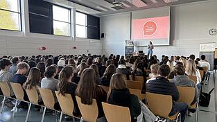 DKMS-Mitarbeiterin Leontien Wieber erkl&auml;rte den Sch&uuml;lern, wie eine Spende abl&auml;uft.