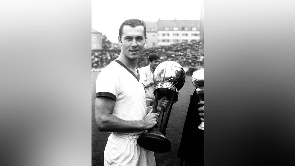 Der 'Kaiser' Franz Beckenbauer, als Spieler und Trainer Weltmeister mit Deutschland, hat in seiner Karriere 424 Bundesliga-Spiele bestritten, die meisten davon für den FC Bayern, wenige für den Hamburger SV. Der 'Kaiser' Franz Beckenbauer, als Spieler und Trainer Weltmeister mit Deutschland, hat in seiner Karriere 424 Bundesliga-Spiele bestritten, die meisten davon für den FC Bayern, wenige für den Hamburger SV.