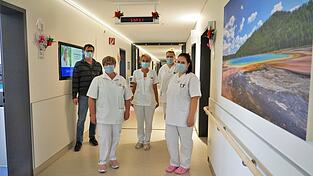 Technischer Leiter Thomas Störk mit dem Pflegeteam von Station 31 unter dem Display der neuen Patientenrufanlage. Technischer Leiter Thomas Störk mit dem Pflegeteam von Station 31 unter dem Display der neuen Patientenrufanlage.