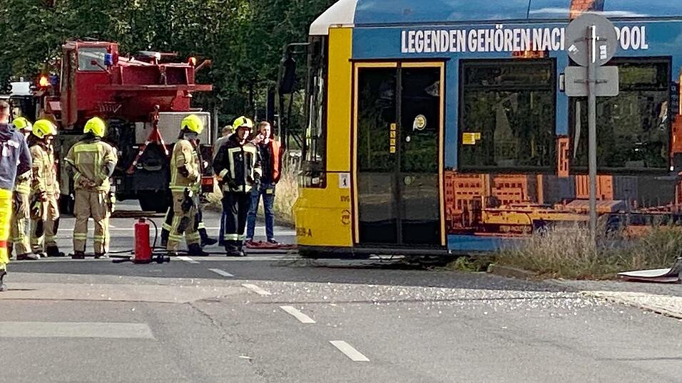 Rettungskräfte sind im Einsatz bei einem Verkehrsunfall mit einer Straßenbahn und einem Reisebus. Rettungskräfte sind im Einsatz bei einem Verkehrsunfall mit einer Straßenbahn und einem Reisebus.