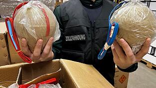 Kugelbomben sind hochgefährlich. Kugelbomben sind hochgefährlich.