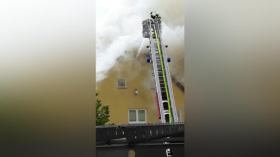 Feuerwehreinsatz in Rottenburg: In der Landshuter Stra&szlig;e ging der Dachstuhl eines Hauses in Flammen auf.
