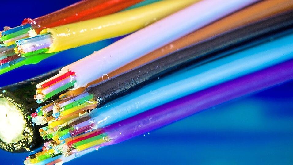 Ein Glasfaserkabel mit 144 Fasern wird auf einer Baustelle für den Breitband-Internetausbau für die Verlegung vorbereitet. Ein Glasfaserkabel mit 144 Fasern wird auf einer Baustelle für den Breitband-Internetausbau für die Verlegung vorbereitet.