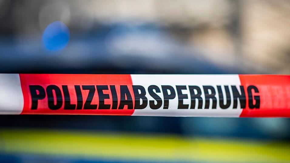 Einsatzkr&auml;fte sperren Stra&szlig;en nach dem Fund einer amerikanischen Weltkriegsbombe in Neuburg an der Donau ab. (Symbolbild)