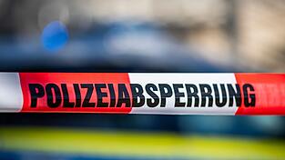 Einsatzkräfte sperren Straßen nach dem Fund einer amerikanischen Weltkriegsbombe in Neuburg an der Donau ab. (Symbolbild) Einsatzkräfte sperren Straßen nach dem Fund einer amerikanischen Weltkriegsbombe in Neuburg an der Donau ab. (Symbolbild)