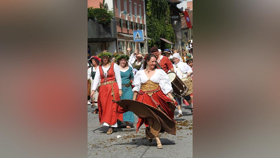 Die schönsten Augenblicke des historischen Drachenstich-Festzuges 2016. Die schönsten Augenblicke des historischen Drachenstich-Festzuges 2016.