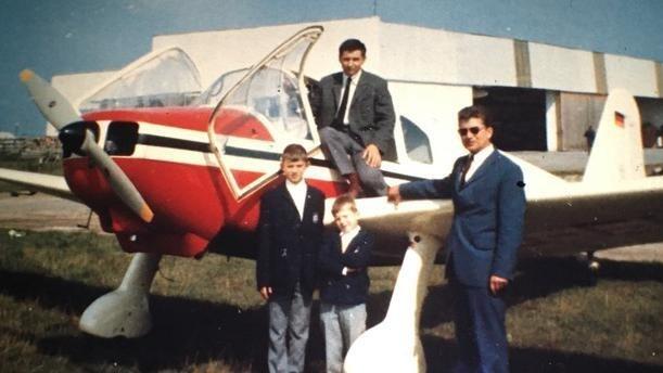 Richard Ritter (sitzend) im August 1969 mit seinen Passagieren nach dem abenteuerlichen Flug am eigentlichen Zielflughafen.