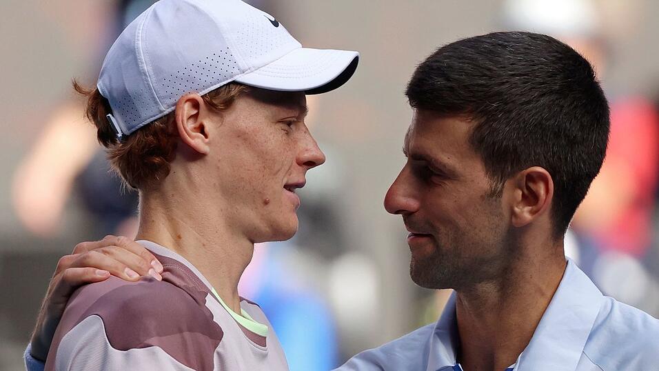 Novak Djokovic (r) ist nicht einverstanden, wie der Dopingfall von Jannik Sinner behandelt wurde.