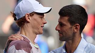 Novak Djokovic (r) ist nicht einverstanden, wie der Dopingfall von Jannik Sinner behandelt wurde.