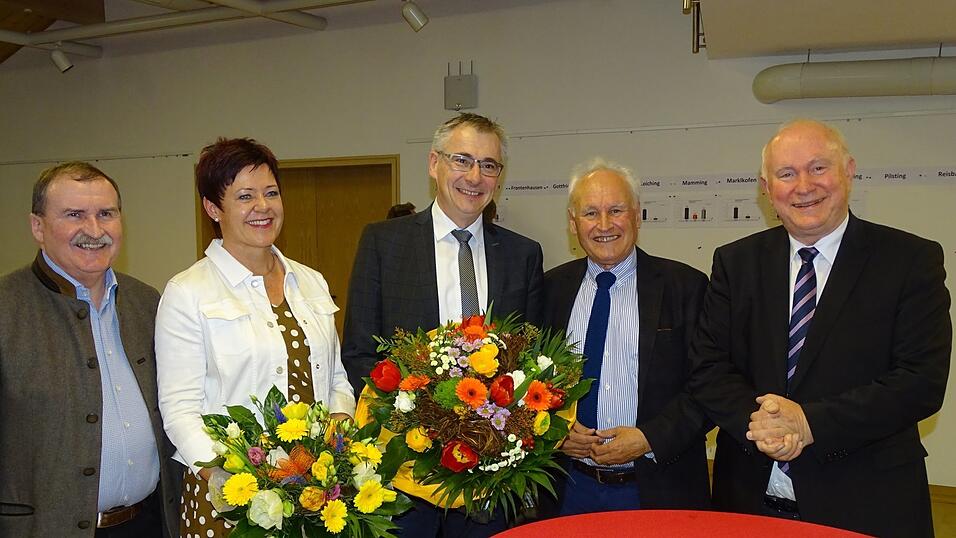 Blumen für den Wahlsieger. Blumen für den Wahlsieger.