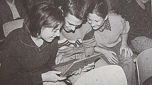 Interessiert begutachten die Landauer Gymnasiasten im Oktober 1999 ihr neues 'Multimedia-Heft'.
