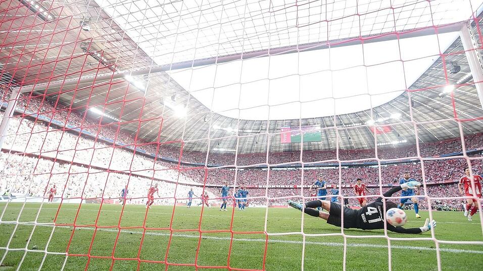 Heidenheims Schockmoment: Der Schuss von Bayern-Star Michael Olise prallt vom Pfosten an den R&uuml;cken von Torwart Diant Ramaj und kullert &uuml;ber die Linie.