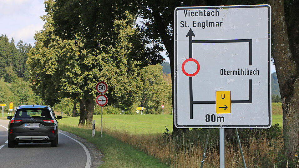 Ab hier wird der Verkehr in Richtung Grün/Sankt Englmar umgeleitet. Die Staatsstraße ist bereits seit 6. Juli gesperrt. Ab hier wird der Verkehr in Richtung Grün/Sankt Englmar umgeleitet. Die Staatsstraße ist bereits seit 6. Juli gesperrt.