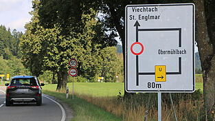 Ab hier wird der Verkehr in Richtung Grün/Sankt Englmar umgeleitet. Die Staatsstraße ist bereits seit 6. Juli gesperrt. Ab hier wird der Verkehr in Richtung Grün/Sankt Englmar umgeleitet. Die Staatsstraße ist bereits seit 6. Juli gesperrt.