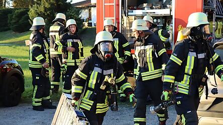 Zahlreiche Atemschutztrupps waren bei der Gro&szlig;&uuml;bung am Dienstag eingesetzt.