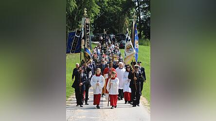 Viele Gläubige schließen sich dem Wallfahrtszug nach Streicherröhren an.