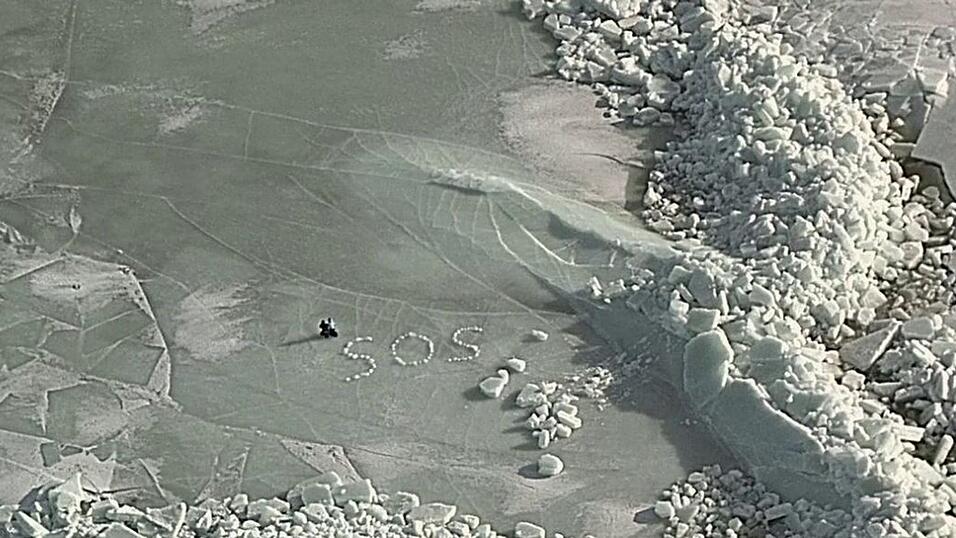 SOS auf dem Eis: Nach dem Einbruch ihres Zeltes ins Eis retten sich zwei Camper mit M&uuml;he und werden nach f&uuml;nf Stunden per Hubschrauber geborgen.