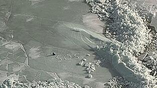 SOS auf dem Eis: Nach dem Einbruch ihres Zeltes ins Eis retten sich zwei Camper mit M&uuml;he und werden nach f&uuml;nf Stunden per Hubschrauber geborgen.