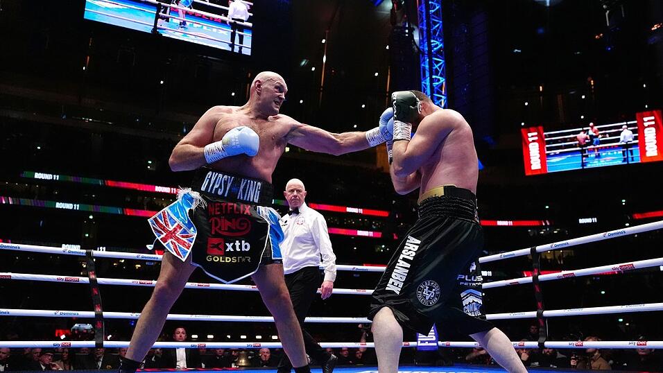 Ungefährdeter Sieg: Tyson Fury (l) im Ring gegen Arslanbek Machmudow. Ungefährdeter Sieg: Tyson Fury (l) im Ring gegen Arslanbek Machmudow.