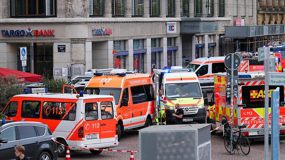 In Leipzig ist ein Auto in mehrere Menschen gefahren. Nach Angaben der Polizei gibt es mehrere Verletzte.