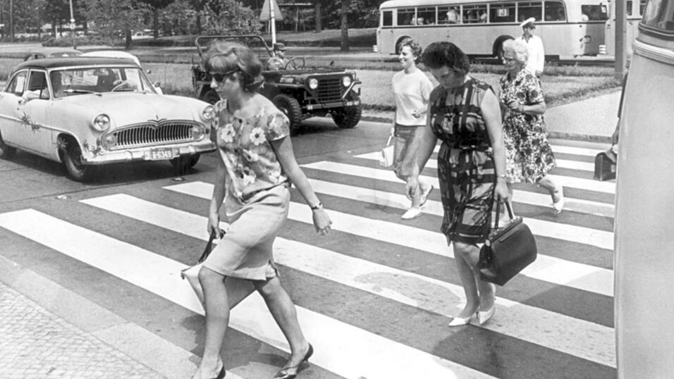 Fußgänger überqueren in der Berliner Innenstadt im Juni 1964 einen Zebrastreifen. (Archivfoto) Fußgänger überqueren in der Berliner Innenstadt im Juni 1964 einen Zebrastreifen. (Archivfoto)