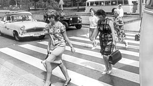 Fußgänger überqueren in der Berliner Innenstadt im Juni 1964 einen Zebrastreifen. (Archivfoto) Fußgänger überqueren in der Berliner Innenstadt im Juni 1964 einen Zebrastreifen. (Archivfoto)