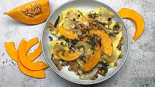 Die Angaben für diese Ravioli mit Kürbis Karotten Füllung reichen für vier bis sechs Personen.
