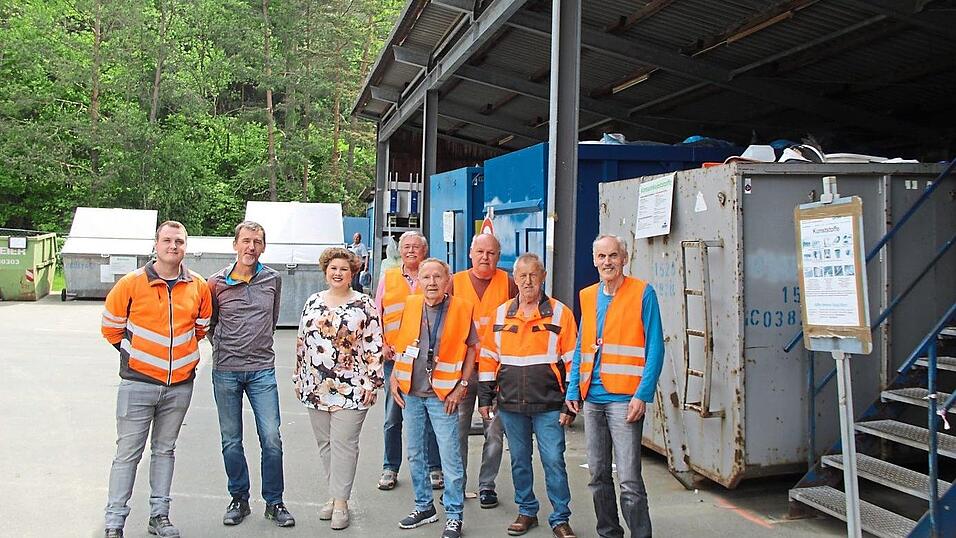 Alle ziehen an einem Strang: Sowohl der Bauhof mit (von links) Simon Luger, Thomas Hersina von den Kreiswerken und Bürgermeisterin Alexandra Riedl als auch das Personal des Wertstoffhofes mit Leiter Josef Himmel (Zweiter von rechts) wollen, dass der Betrieb korrekt und reibungslos läuft. Alle ziehen an einem Strang: Sowohl der Bauhof mit (von links) Simon Luger, Thomas Hersina von den Kreiswerken und Bürgermeisterin Alexandra Riedl als auch das Personal des Wertstoffhofes mit Leiter Josef Himmel (Zweiter von rechts) wollen, dass der Betrieb korrekt und reibungslos läuft.