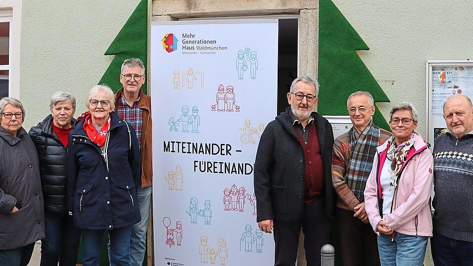 Manfred Ruhland (Vierter von links) informierte gemeinsam mit weiteren Freiwilligen am Freitagnachmittag über die Nachbarschaftshilfe. Manfred Ruhland (Vierter von links) informierte gemeinsam mit weiteren Freiwilligen am Freitagnachmittag über die Nachbarschaftshilfe.