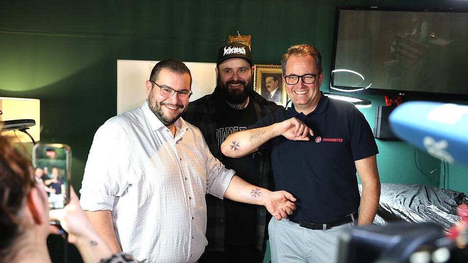 Tobias Karl und Matthias Walk l&ouml;sten ihren Wetteinsatz gewissenhaft ein.