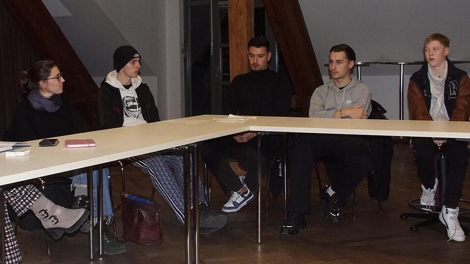 Jugendpflegerin Nadine Bauer mit den Jugendbeiratsmitgliedern Kevin Neuberger, Safen Saber, Jakob Skopek und Sebastian Wiesbeck (von links). Nicht mit auf dem Bild ist die fünfte Jugendbeirätin Patricia Janos. Jugendpflegerin Nadine Bauer mit den Jugendbeiratsmitgliedern Kevin Neuberger, Safen Saber, Jakob Skopek und Sebastian Wiesbeck (von links). Nicht mit auf dem Bild ist die fünfte Jugendbeirätin Patricia Janos.