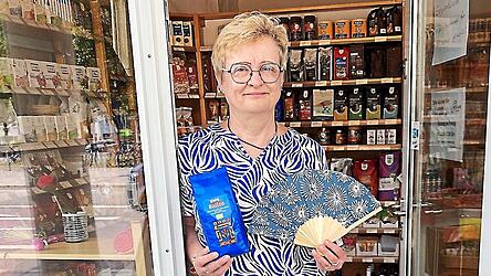 Neben Lebensmitteln wie Kaffee gibt es im Weltladen am Ludwigsplatz 48 auch Kunsthandwerk. Die kommissarische Leiterin Cordula Botzler-Neumann empfiehlt für die heißen Sommertage einen Fächer.