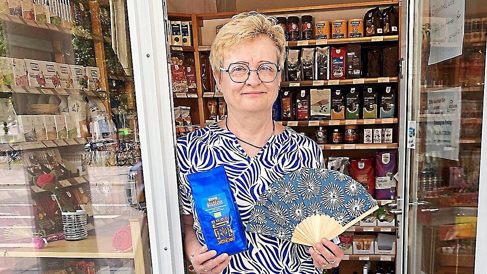 Neben Lebensmitteln wie Kaffee gibt es im Weltladen am Ludwigsplatz 48 auch Kunsthandwerk. Die kommissarische Leiterin Cordula Botzler-Neumann empfiehlt für die heißen Sommertage einen Fächer. Neben Lebensmitteln wie Kaffee gibt es im Weltladen am Ludwigsplatz 48 auch Kunsthandwerk. Die kommissarische Leiterin Cordula Botzler-Neumann empfiehlt für die heißen Sommertage einen Fächer.