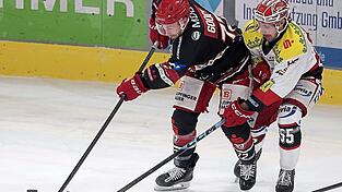 Kein Durchkommen: Der EV Landshut um Stürmer Trevor Gooch (links) fand am Freitagabend gegen Crimmitschau einfach kein Mittel und blieb vorne meist viel zu ungefährlich.