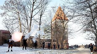 Die Böllerschützen um 12 Uhr mittags auf dem Schanzl - das Anschießen des neuen Jahres ist mittlerweile feste Tradition. Die Böllerschützen um 12 Uhr mittags auf dem Schanzl - das Anschießen des neuen Jahres ist mittlerweile feste Tradition.
