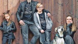 Die Jakumeits, die gern miteinander kochen und dafür auch ein Familien-Kochbuch geschrieben haben: 'Rock die Küche - Familienrezepte cool wie nie' ist Anfang Oktober erschienen. Die Jakumeits, die gern miteinander kochen und dafür auch ein Familien-Kochbuch geschrieben haben: 'Rock die Küche - Familienrezepte cool wie nie' ist Anfang Oktober erschienen.